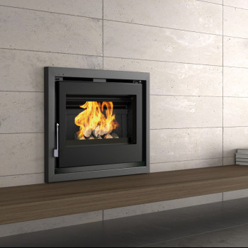 Insert à bois compact IT-165 F - Ref 702C10 - 12.6 à 17 kW - Foyer en fonte - Turbo - Exemple d'intégration