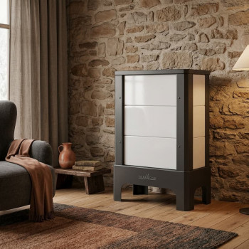 Poêle radiant électrique E30 S La Valmarecchia en céramique blanche dans un salon chaleureux