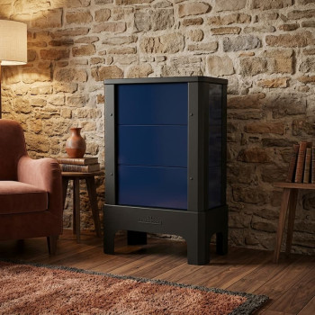 Poêle radiant électrique E30 S La Valmarecchia en céramique bleu dans un intérieur moderne