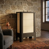 Poêle radiant électrique E30 S La Valmarecchia en céramique ivoire dans un salon chaleureux