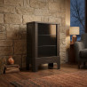 Poêle radiant électrique E30 S La Valmarecchia en céramique noir dans un salon chaleureux