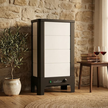 Poêle radiant électrique E40 S La Valmarecchia en céramique blanche dans un salon chaleureux