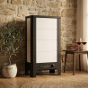 Poêle radiant électrique E40 S La Valmarecchia en céramique blanche dans un salon chaleureux