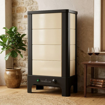 Poêle radiant électrique E40 S La Valmarecchia en céramique ivoire dans un salon chaleureux