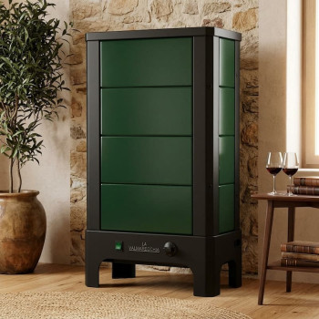 Poêle radiant électrique E40 S La Valmarecchia en céramique vert dans un salon chaleureux