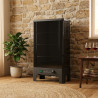Poêle radiant électrique E40 SL La Valmarecchia en céramique noir dans un salon chaleureux
