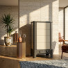 Poêle radiant électrique E40 SL La Valmarecchia en céramique ivoire dans un salon chaleureux