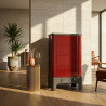 Poêle radiant électrique E40 SL La Valmarecchia en céramique bordeaux dans un salon chaleureux