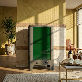 Poêle radiant électrique E40 SL La Valmarecchia en céramique vert dans un salon chaleureux