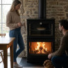 Poêle à bois avec four CH-9 FM installé dans une cuisine, flambée au foyer et tarte en cuisson dans le four