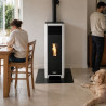 LYDIA NATURAL 7 kW blanc en salle a manger, avec moderateur de tirage sur le conduit