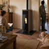 LYDIA NATURAL 7 kW bronze dans un sejour de maison ancienne, sol en tomettes