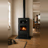 Cocotte en fonte dans le four du poêle à bois M-107 T FM, cuisson à la seule chaleur du foyer