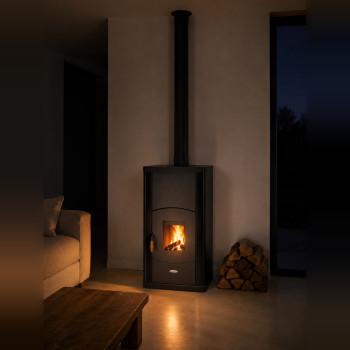 Poêle bouilleur bois hydro Italia 30N Idro LAMINOX IDRO noir dans un séjour de nuit