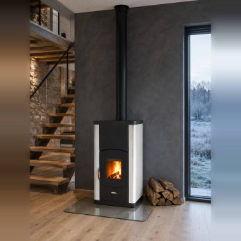 Poêle bouilleur bois hydro Italia 30N Idro LAMINOX IDRO blanc installé au pied d'un escalier
