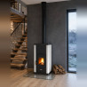 Poêle bouilleur bois hydro Italia 30N Idro LAMINOX IDRO blanc installé au pied d'un escalier