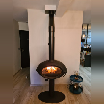 Poêle à bois INVICTA BRIO sur pied allumé, installé chez un client Poêle Plus