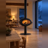 Poêle à bois INVICTA BRIO sur pied, soirée d'hiver – ambiance