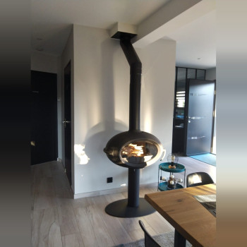 Poêle à bois INVICTA BRIO sur pied chez un client Poêle Plus – vue de trois quarts